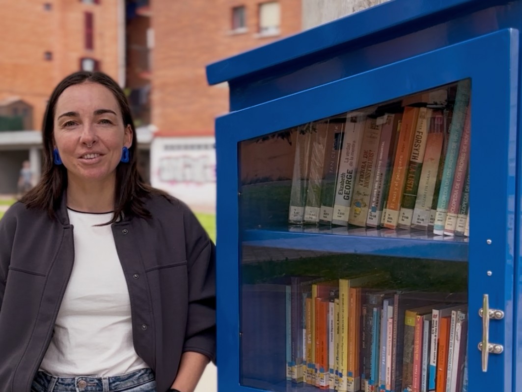 Kaleko liburutegi bat jarri da Arraguan, udal biblioteka kalera ateratzeko asmoz
